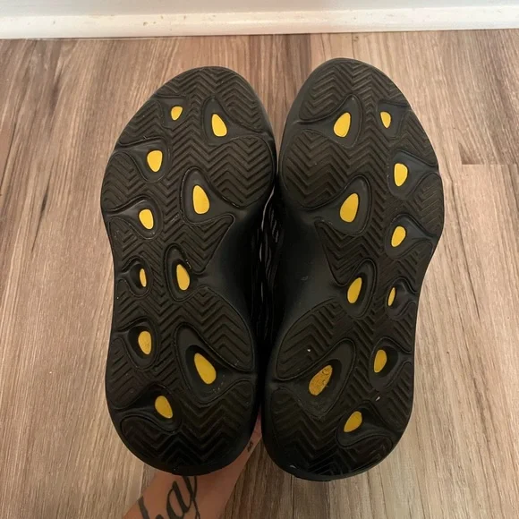 Adidas yeezy 700 - Picture 4 of 5